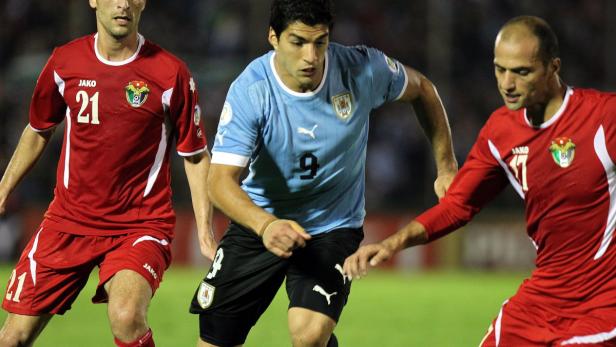Luis Suárez im Spiel für Uruguay gegen zwei jordanische Gegenspieler.