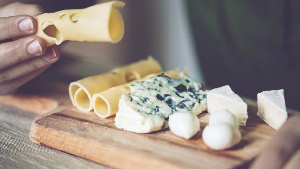 Wie lange bleibt Käse im Kühlschrank frisch?