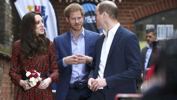 Für die Weihnachtsparty einer Seelsorge-Hotline schmissen sich Harry, Kate und William in Schale und zeigten sich gut gelaunt im Headquater der Einrichtung &quot;The Mix&quot;.