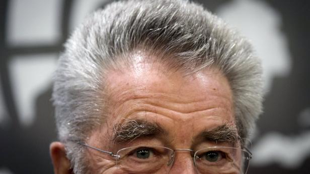 Nahaufnahme des Gesichts eines älteren Mannes mit Brille.