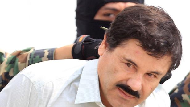 Joaquín „El Chapo“ Guzmán wird von maskierten Soldaten bewacht.