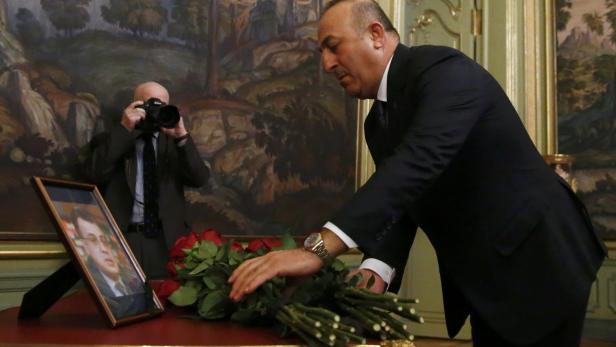 Der türkische AußenministerMevlüt Cavusoglu drückt seine Trauer aus.