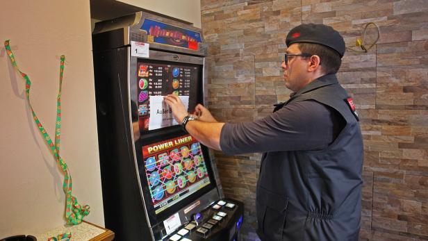 Beschlagnahme von illegalen Glücksspielautomaten durch die Finanzpolizei