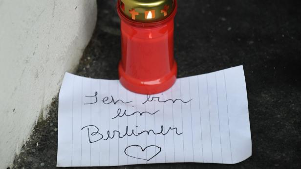 &quot;Ich bin ein Berliner&quot;: Überall am Breitscheidplatz wurden Kerzen aufgestellt.