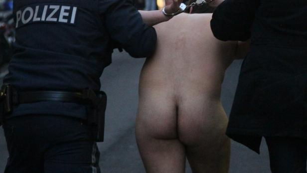 Polizei führt einen Flitzer ab (ARCHIVFOTO)