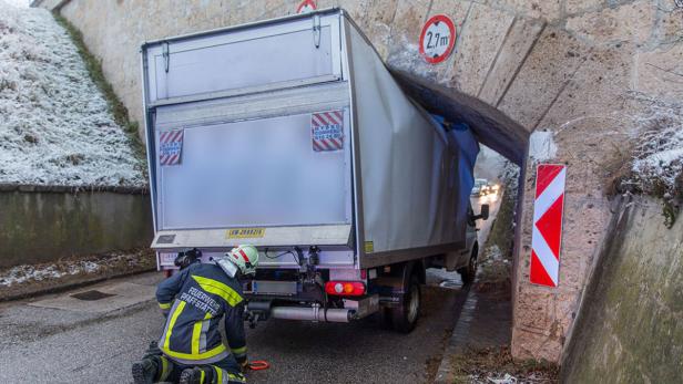 Der Klein-LKW blieb in der Unterführung stecken