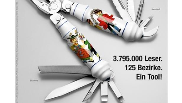 Ein Multifunktionswerkzeug mit Motiven österreichischer Regionen und dem Slogan „3.795.000 Leser. 125 Bezirke. Ein Tool!“.