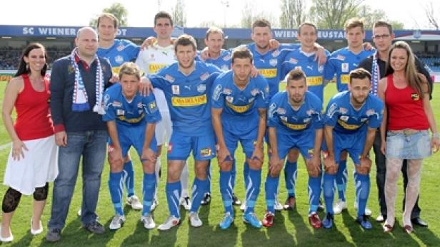 Die Mannschaft des SC Wiener Neustadt posiert für ein Gruppenfoto.