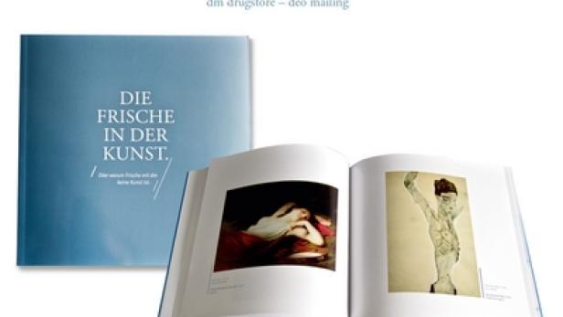 Ein aufgeschlagenes Buch mit Kunstwerken und ein Buchcover mit dem Titel „Die Frische in der Kunst“.