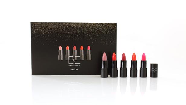 Spätestens seit dem Schlager-Hit „Rote Lippen soll man küssen“ können Frauen nicht genug Lippenstifte besitzen. Umso schöner, wenn sie als Lipstick-Miniaturen daherkommen – so kann man sie gleich in mehrfacher Ausführung im Abendtäschchen mitnehmen. „Sweet Lips“ von Be Creative Make Up um 19,99 Euro (exklusiv bei Marionnaud)