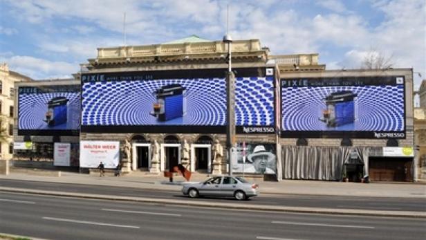 Das Burgtheater in Wien ist mit Nespresso-Werbung für die „Pixie“-Kaffeemaschine verhüllt.