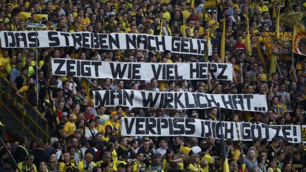 Dieses Anti-Götze-Spruchband präsentierten die Dortmunder im Mai, beim letzten Liga-Heimspiel gegen Bayern. Damals war Götze noch Dortmund-Spieler.