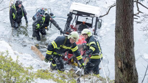 Die Feuerwehr barg den Traktor aus dem Wasser.