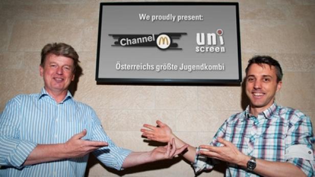 Zwei Männer präsentieren „Channel M“ und „Uniscreen“, Österreichs größte Jugendkombi.
