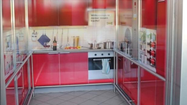 Ein Aufzug ist mit einer IKEA-Küchenattrappe dekoriert.