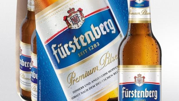 Eine Flasche und ein Sixpack Fürstenberg Premium Pilsener.