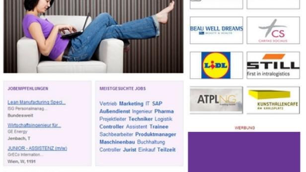 Eine Frau sitzt entspannt in einem Sessel und sucht mit ihrem Laptop auf der Webseite von monster.at nach einem Job.
