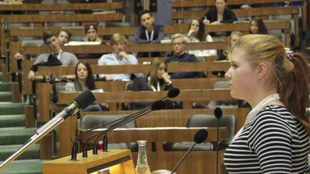 Sophie Holzschuster brachte einen Entschließungsantrag ein, dass in Schulen möglichst früh über Hass-Reden aufgeklärt werden soll.
