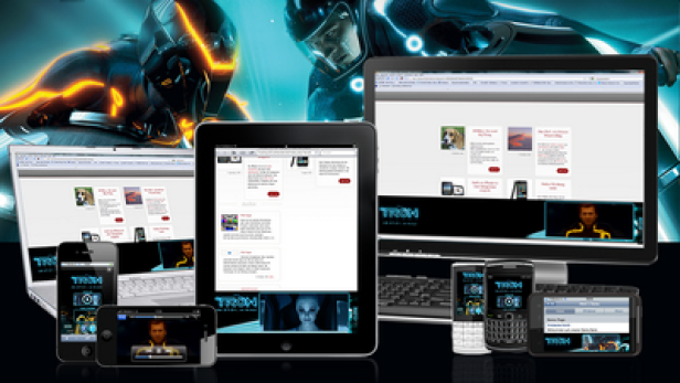 Verschiedene elektronische Geräte zeigen eine Website mit „Tron“-Motiven.