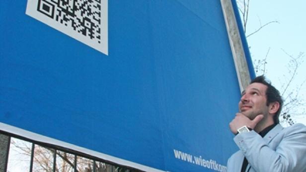 Ein Mann betrachtet nachdenklich eine blaue Werbetafel mit der Aufschrift „Wie oft kommen Sie?“.