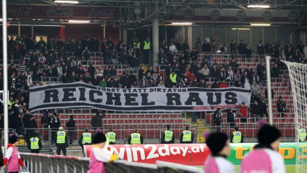 Fußballfans halten ein Banner mit der Aufschrift „Reichel raus, Fürst statt Diktator“.