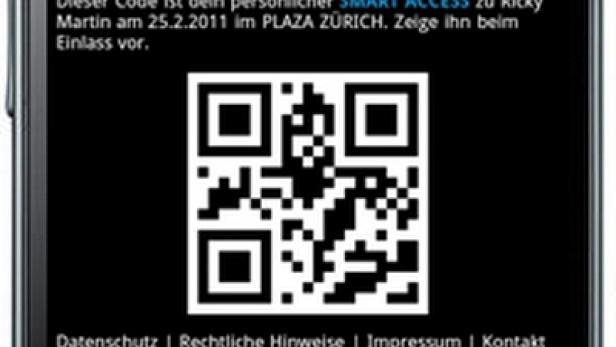 Ein Samsung-Smartphone zeigt einen QR-Code für den Smart Access zu Ricky Martin am 25.2.2011 im Plaza Zürich.