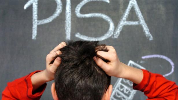 Ein Kind rauft sich die Haare vor einer Tafel mit der Aufschrift „PISA“.