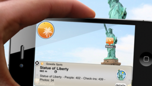 Ein Smartphone zeigt die Freiheitsstatue in einer Augmented-Reality-App.