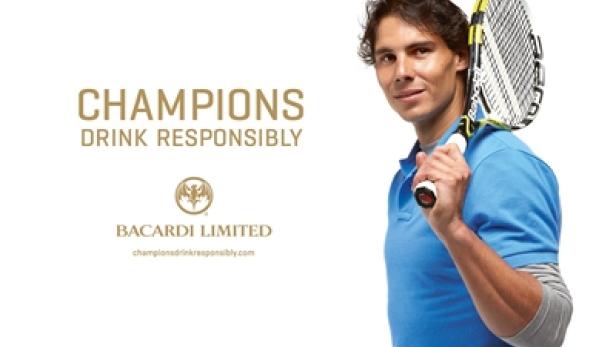 Rafael Nadal mit einem Tennisschläger über der Schulter für eine Bacardi-Kampagne.