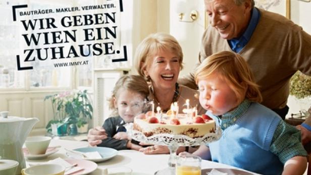 Eine Familie feiert einen Geburtstag mit einem Kuchen und Kerzen.