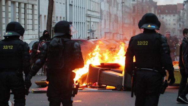 &quot;Friedlich geht anders&quot;, ließ die Polizei Sachsen via Twitter wissen.