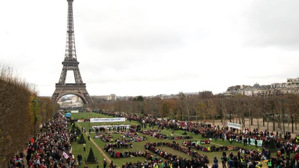 Der letztmögliche Aufschrei für ein verbindliches Abkommen: Tausende sind zum Abschluss des Weltklimagipfels in Paris auf die Straße gegangen.