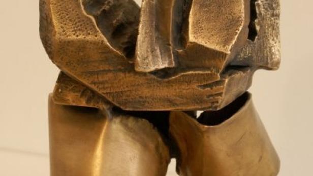 Eine abstrakte Bronzeskulptur einer menschlichen Figur.
