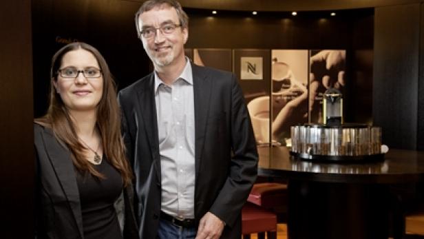 Zwei Personen stehen in einem Nespresso-Geschäft.