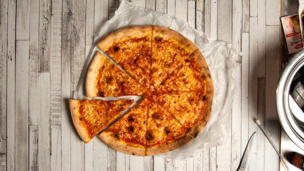 Pizza – zerknittertes Backpapier und Kräuter peppen auf Pizza zu fotografieren, ist eine große Herausforderung. Auch hier lässt sich der Teigrand mit dunkler Lebensmittelfarbe nachbessern. Ein bewährter Trick: Mozzarella-Scheiben in der Mikrowelle schmelzen und auf der Pizza drapieren.