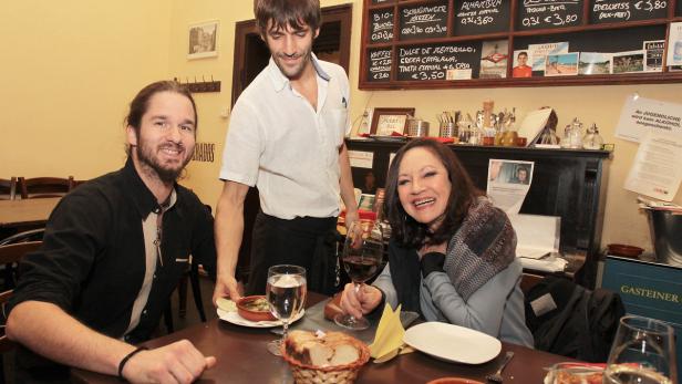 Lokalbesitzer Alexander Litsauer und Sängerin Maria Bill bei Tapas und Wein. Seit vier Jahren finden die Gäste in der Lange Gasse 52 das „Puerta del Sol“