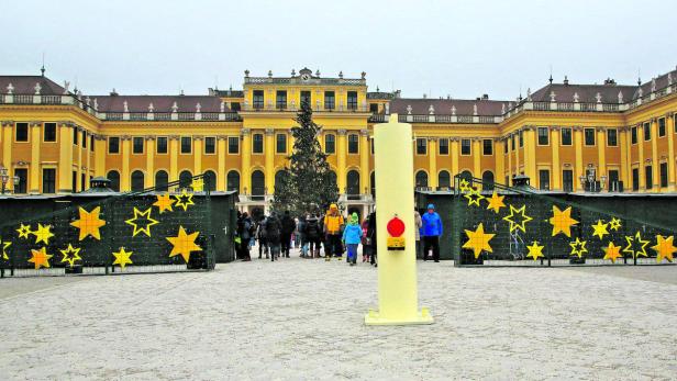 Seit Dienstag stehen auf dem Gelände vor dem Schloss Schönbrunn drei massive Stahlpfeiler mit schwerem Standbein.