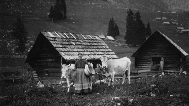 Anfang Mai fand stets der erste Erkundungsgang statt. Hatte die Hütte den Winter überstanden? Im Gegensatz zum Almabtrieb war der Almauftrieb keine feierliche Angelegenheit. Mit dem letzten Schnee vor der Tür kochten die Almleute den ersten Tee.