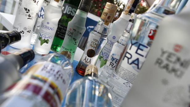 Verschiedene Flaschen Yeni Rakı und Tekirdağ Rakısı stehen auf einem Tisch.