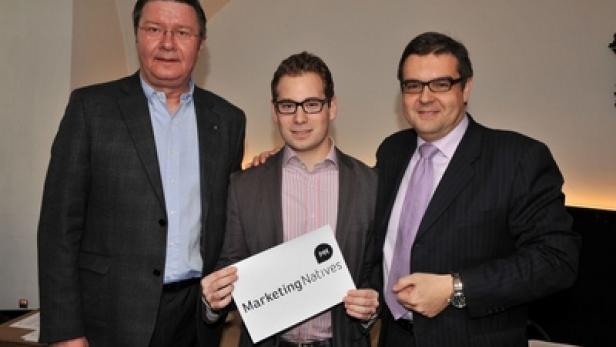Drei Männer posieren mit einem Schild von „Marketing Natives“.