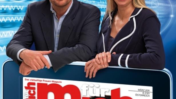 Zwei Personen präsentieren ein Tablet mit dem Cover des Frauenmagazins „mich für mich“.
