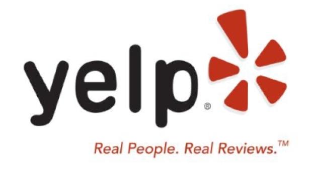 Das Logo von Yelp mit dem Slogan „Real People. Real Reviews.“.