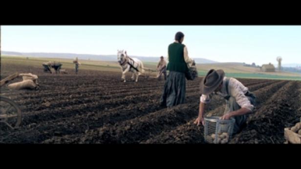 Bauern bestellen ein Feld mit einem Pferd und von Hand.
