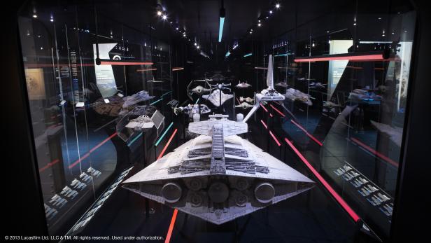 Schaukasten mit Originalmodellen von Raumschiffen in &quot;Star Wars Identities&quot;, bis 16.4.2016, MAK Wien
