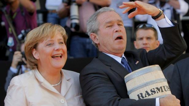 George W. Bush war in Deutschland nie richtig beliebt. Doch Angela Merkel kam mit dem rechtskonservativen US-Präsidenten relativ gut aus.