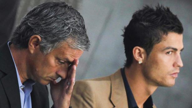 José Mourinho wirkt nachdenklich neben Cristiano Ronaldo.