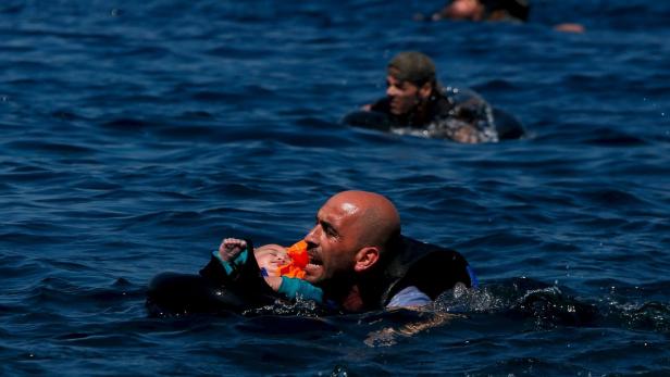 Ein Flüchtlingsfoto vom 12. September: Ein syrischer Vater schwimmt mit seinem Baby zum rettenden Ufer auf der Insel Lesbos