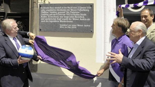 Enthüllung einer Gedenktafel für Matthias Sindelar in Wien.