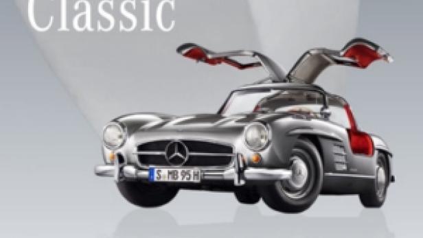 Ein silberner Mercedes-Benz Classic mit geöffneten Flügeltüren.