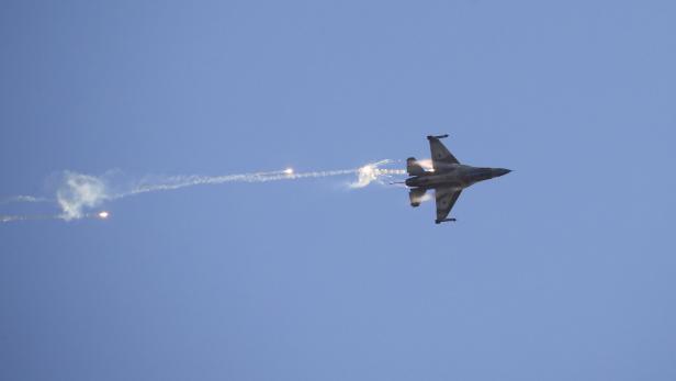 Eine F-16 der israelischen Luftwaffe setzt Täuschkörper ein, Archivbild